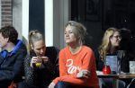 Amsterdam 10 maart 2015  
Tess Milne en Kimberly Klaver samen op een terrasje en Tess daarna met koptelefoon op de fiets