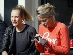 Amsterdam 10 maart 2015  
Tess Milne en Kimberly Klaver samen op een terrasje en Tess daarna met koptelefoon op de fiets