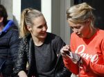 Amsterdam 10 maart 2015  
Tess Milne en Kimberly Klaver samen op een terrasje en Tess daarna met koptelefoon op de fiets
