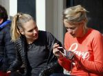 Amsterdam 10 maart 2015  
Tess Milne en Kimberly Klaver samen op een terrasje en Tess daarna met koptelefoon op de fiets