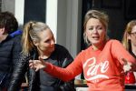 Amsterdam 10 maart 2015  
Tess Milne en Kimberly Klaver samen op een terrasje en Tess daarna met koptelefoon op de fiets