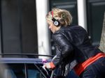 Amsterdam 10 maart 2015  
Tess Milne en Kimberly Klaver samen op een terrasje en Tess daarna met koptelefoon op de fiets