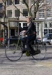 Amsterdam 10 maart 2015  
Tess Milne en Kimberly Klaver samen op een terrasje en Tess daarna met koptelefoon op de fiets