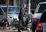 Amsterdam 10 maart 2015  
Tess Milne en Kimberly Klaver samen op een terrasje en Tess daarna met koptelefoon op de fiets