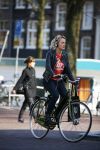 Amsterdam 10 maart 2015  
Tess Milne en Kimberly Klaver samen op een terrasje en Tess daarna met koptelefoon op de fiets