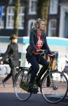 Amsterdam 10 maart 2015  
Tess Milne en Kimberly Klaver samen op een terrasje en Tess daarna met koptelefoon op de fiets