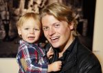 Alphen aan de Rijn 28 februari 2015
Opening expositie Myrthe Mylius. Vriend Thomas Berge en zoontje Jack zijn natuurlijk aanwezig.