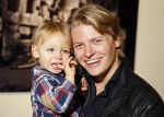 Alphen aan de Rijn 28 februari 2015
Opening expositie Myrthe Mylius. Vriend Thomas Berge en zoontje Jack zijn natuurlijk aanwezig.