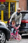 Amsterdam 20 maart 2015
Tjeerd Oosterhuis met zijn dochter op een nieuwe fiets