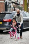 Amsterdam 20 maart 2015
Tjeerd Oosterhuis met zijn dochter op een nieuwe fiets
