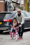 Amsterdam 20 maart 2015
Tjeerd Oosterhuis met zijn dochter op een nieuwe fiets