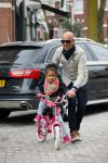 Amsterdam 20 maart 2015
Tjeerd Oosterhuis met zijn dochter op een nieuwe fiets