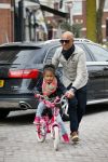 Amsterdam 20 maart 2015
Tjeerd Oosterhuis met zijn dochter op een nieuwe fiets