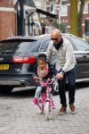 Amsterdam 20 maart 2015
Tjeerd Oosterhuis met zijn dochter op een nieuwe fiets