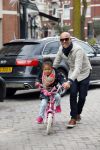 Amsterdam 20 maart 2015
Tjeerd Oosterhuis met zijn dochter op een nieuwe fiets