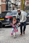 Amsterdam 20 maart 2015
Tjeerd Oosterhuis met zijn dochter op een nieuwe fiets