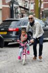 Amsterdam 20 maart 2015
Tjeerd Oosterhuis met zijn dochter op een nieuwe fiets