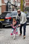 Amsterdam 20 maart 2015
Tjeerd Oosterhuis met zijn dochter op een nieuwe fiets