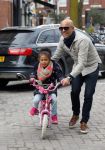 Amsterdam 20 maart 2015
Tjeerd Oosterhuis met zijn dochter op een nieuwe fiets