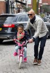 Amsterdam 20 maart 2015
Tjeerd Oosterhuis met zijn dochter op een nieuwe fiets