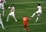 Amsterdam 28 maart 2015
Wesley Sneijder maakt de 1-1 bin Nederland-Turkije in de amsterdam Arena.
Daarna stopt hij een bal onder zijn shirt en een duim in zijn mond ten teken dat zijn vrouw Yolanthe Sneijder Cabau een kindje krijgen