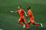 Amsterdam 28 maart 2015
Wesley Sneijder maakt de 1-1 bin Nederland-Turkije in de amsterdam Arena.
Daarna stopt hij een bal onder zijn shirt en een duim in zijn mond ten teken dat zijn vrouw Yolanthe Sneijder Cabau een kindje krijgen