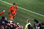Amsterdam 28 maart 2015
Wesley Sneijder maakt de 1-1 bin Nederland-Turkije in de amsterdam Arena.
Daarna stopt hij een bal onder zijn shirt en een duim in zijn mond ten teken dat zijn vrouw Yolanthe Sneijder Cabau een kindje krijgen