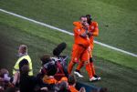 Amsterdam 28 maart 2015
Wesley Sneijder maakt de 1-1 bin Nederland-Turkije in de amsterdam Arena.
Daarna stopt hij een bal onder zijn shirt en een duim in zijn mond ten teken dat zijn vrouw Yolanthe Sneijder Cabau een kindje krijgen