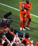 Amsterdam 28 maart 2015
Wesley Sneijder maakt de 1-1 bin Nederland-Turkije in de amsterdam Arena.
Daarna stopt hij een bal onder zijn shirt en een duim in zijn mond ten teken dat zijn vrouw Yolanthe Sneijder Cabau een kindje krijgen