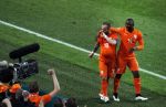 Amsterdam 28 maart 2015
Wesley Sneijder maakt de 1-1 bin Nederland-Turkije in de amsterdam Arena.
Daarna stopt hij een bal onder zijn shirt en een duim in zijn mond ten teken dat zijn vrouw Yolanthe Sneijder Cabau een kindje krijgen