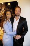Alphen aan de Rijn 28 februari 2015
Opening expositie Myrthe Mylius. Vriend Thomas Berge en zoontje Jack zijn natuurlijk aanwezig.
Xelly Cabau v Kasbergen met vriend