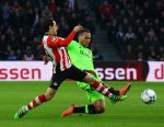 Eindhoven, 20 Maart 2016 Kompetitiewedstrijd PSV-AJAX, eindstand 0-2
Andre Guardado in duel Nemanja Gudelj