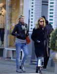 Amsterdam 7 maart 2016 
Annemieke Verdoorn met een vriendin op de cornelis schuytstraat.