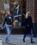 Amsterdam 7 maart 2016 
Annemieke Verdoorn met een vriendin op de cornelis schuytstraat.