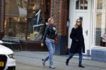 Amsterdam 7 maart 2016 
Annemieke Verdoorn met een vriendin op de cornelis schuytstraat.