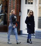 Amsterdam 7 maart 2016 
Annemieke Verdoorn met een vriendin op de cornelis schuytstraat.