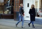 Amsterdam 7 maart 2016 
Annemieke Verdoorn met een vriendin op de cornelis schuytstraat.