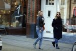Amsterdam 7 maart 2016 
Annemieke Verdoorn met een vriendin op de cornelis schuytstraat.