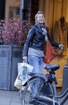 Amsterdam 7 maart 2016 
Annemieke Verdoorn met een vriendin op de cornelis schuytstraat.