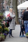 Amsterdam 22 maart 2016
Bridget Maasland met zoontje Mees op de fiets.