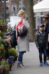 Amsterdam 22 maart 2016
Bridget Maasland met zoontje Mees op de fiets.
