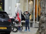 Amsterdam 22 maart 2016
Bridget Maasland met zoontje Mees op de fiets.