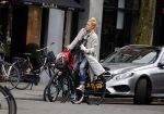 Amsterdam 22 maart 2016
Bridget Maasland met zoontje Mees op de fiets.