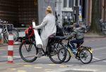 Amsterdam 22 maart 2016
Bridget Maasland met zoontje Mees op de fiets.