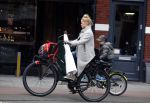 Amsterdam 22 maart 2016
Bridget Maasland met zoontje Mees op de fiets.