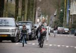 Amsterdam 22 maart 2016
Bridget Maasland met zoontje Mees op de fiets.