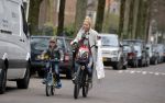 Amsterdam 22 maart 2016
Bridget Maasland met zoontje Mees op de fiets.
