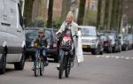 Amsterdam 22 maart 2016
Bridget Maasland met zoontje Mees op de fiets.