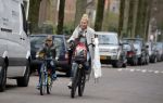 Amsterdam 22 maart 2016
Bridget Maasland met zoontje Mees op de fiets.