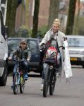 Amsterdam 22 maart 2016
Bridget Maasland met zoontje Mees op de fiets.